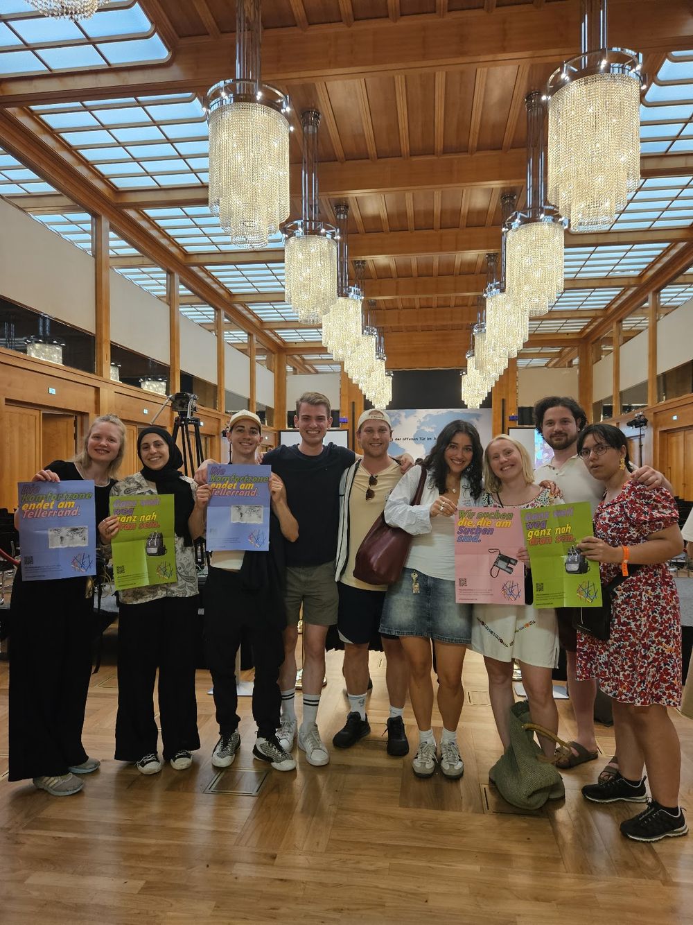 Alumni mit Plakaten bei einer Veranstaltung im Auswärtigen Amt
